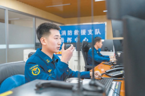 接警员李梦帆有条不紊地接听电话,确保每一起警情都能及时处置。 朝阳区消防救援支队供图 接警员李梦帆有条不紊地接听电话,确保每一起警情都能及时处置。 朝阳区消防救援支队供图