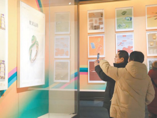 北海公园的生肖设计大赛邀请展吸引游客驻足拍照。 北海公园的生肖设计大赛邀请展吸引游客驻足拍照。