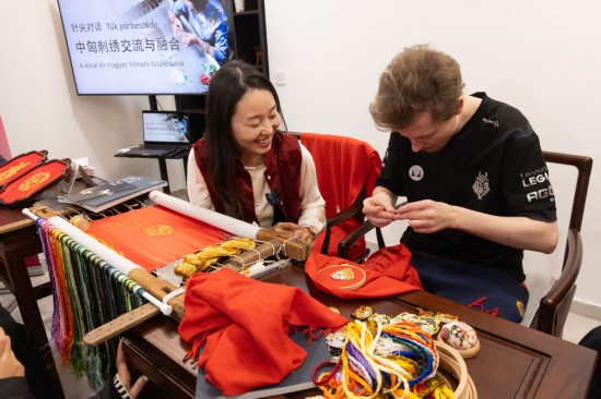 1月17日,在匈牙利布达佩斯,一名男子在2025“欢乐春节”活动上体验苏绣。新华社发(弗尔季·奥蒂洛摄) 1月17日,在匈牙利布达佩斯,一名男子在2025“欢乐春节”活动上体验苏绣。新华社发(弗尔季·奥蒂洛摄)
