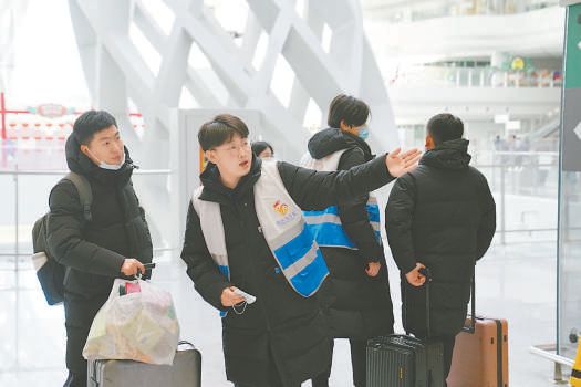 “旅客身边人”化身移动的出行向导,帮助返京旅客安全、顺利到家。 本报记者 王海欣摄 “旅客身边人”化身移动的出行向导,帮助返京旅客安全、顺利到家。 本报记者 王海欣摄