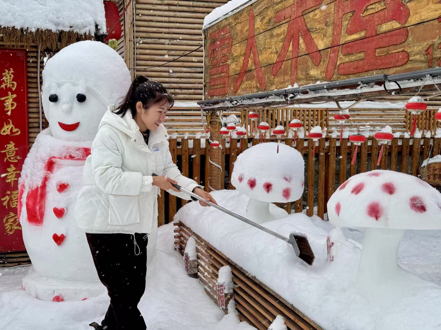 史瑞娟在整理民宿院里的冰雪雕塑(央广网记者马俊玮 摄) 史瑞娟在整理民宿院里的冰雪雕塑(央广网记者马俊玮 摄)