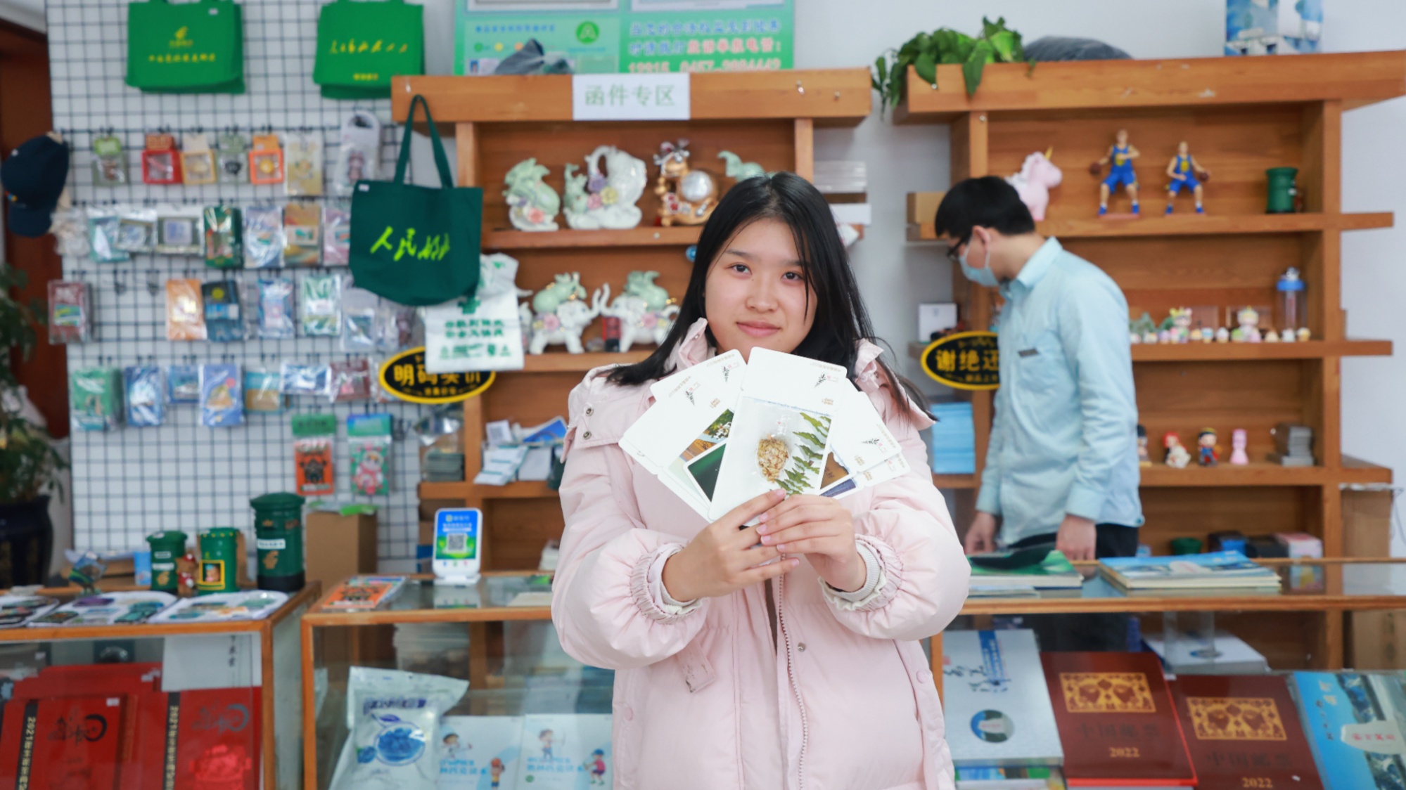 游客在漠河最北邮局邮寄明信片(央广网发 徐率 摄) 游客在漠河最北邮局邮寄明信片(央广网发 徐率 摄)