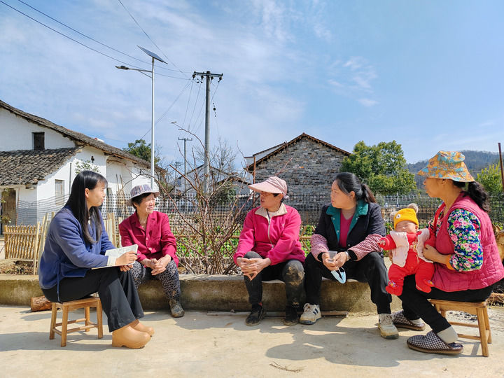 2025年2月18日,在湖北省赤壁市中伙铺镇安丰村,全国人大代表田淑娴(左一)了解村民关于农村医保、养老金使用等情况。新华社发 2025年2月18日,在湖北省赤壁市中伙铺镇安丰村,全国人大代表田淑娴(左一)了解村民关于农村医保、养老金使用等情况。新华社发