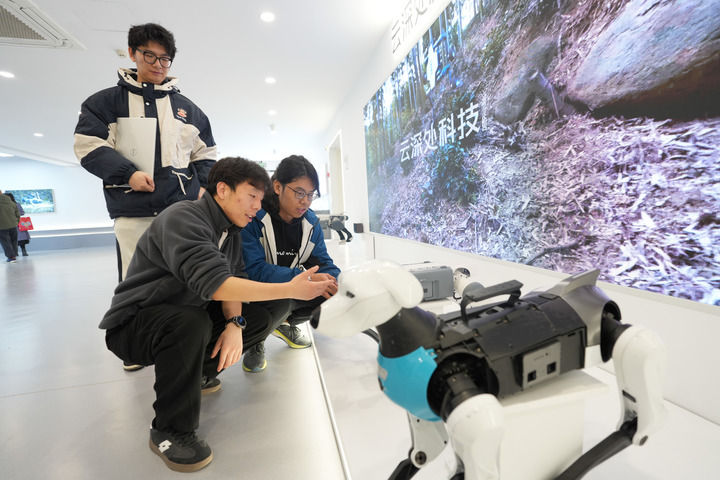 2025年2月28日,杭州云深处科技有限公司技术支持团队的工程师杨俊(右)在公司为客户介绍一款四足机器人。新华社记者 翁忻旸 摄 2025年2月28日,杭州云深处科技有限公司技术支持团队的工程师杨俊(右)在公司为客户介绍一款四足机器人。新华社记者 翁忻旸 摄