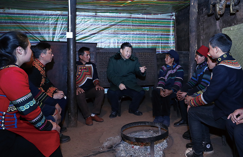 习近平在节列俄阿木家中同村民代表、驻村扶贫工作队员围坐火塘边,共谋精准脱贫之策。 习近平在节列俄阿木家中同村民代表、驻村扶贫工作队员围坐火塘边,共谋精准脱贫之策。