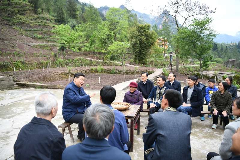习近平在石柱土家族自治县中益乡华溪村同村民代表、基层干部、扶贫干部、乡村医生等围坐在一起,共话脱贫攻坚。 习近平在石柱土家族自治县中益乡华溪村同村民代表、基层干部、扶贫干部、乡村医生等围坐在一起,共话脱贫攻坚。