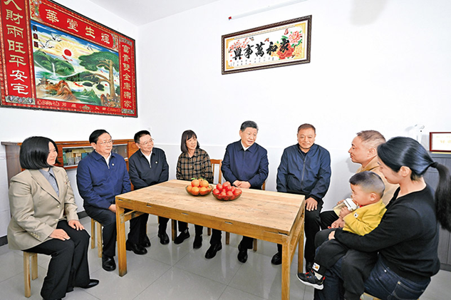 2024年11月5日,习近平在湖北省咸宁市嘉鱼县潘家湾镇四邑村村民熊成龙家,同一家人围坐在一起拉家常。 2024年11月5日,习近平在湖北省咸宁市嘉鱼县潘家湾镇四邑村村民熊成龙家,同一家人围坐在一起拉家常。