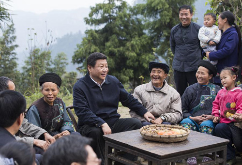习近平在湘西土家族苗族自治州花垣县排碧乡十八洞村同村干部和村民座谈。 习近平在湘西土家族苗族自治州花垣县排碧乡十八洞村同村干部和村民座谈。