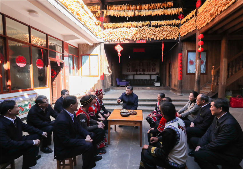 2020年1月19日,习近平在云南省腾冲市清水乡三家村中寨司莫拉佤族村,同村民李发顺一家聊家常,详细询问脱贫情况。 2020年1月19日,习近平在云南省腾冲市清水乡三家村中寨司莫拉佤族村,同村民李发顺一家聊家常,详细询问脱贫情况。
