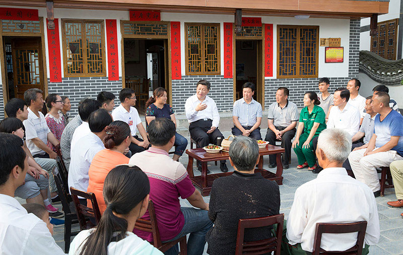 习近平在遵义县枫香镇花茂村同村民座谈。 习近平在遵义县枫香镇花茂村同村民座谈。
