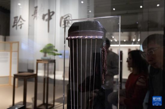 3月21日,观众在匈牙利布达佩斯举行的“聆听中国——重庆中国三峡博物馆藏古琴展”开幕式上参观展品。新华社发(弗尔季·奥蒂洛摄) 3月21日,观众在匈牙利布达佩斯举行的“聆听中国——重庆中国三峡博物馆藏古琴展”开幕式上参观展品。新华社发(弗尔季·奥蒂洛摄)