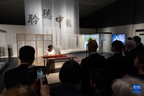 3月21日,观众在匈牙利布达佩斯举行的“聆听中国——重庆中国三峡博物馆藏古琴展”开幕式上聆听古琴演奏。新华社发(弗尔季·奥蒂洛摄) 3月21日,观众在匈牙利布达佩斯举行的“聆听中国——重庆中国三峡博物馆藏古琴展”开幕式上聆听古琴演奏。新华社发(弗尔季·奥蒂洛摄)