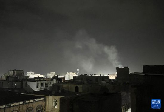 3月26日，也门首都萨那一处地点遭到美军空袭后升起浓烟（手机照片）。新华社发（穆罕默德·穆罕默德摄）