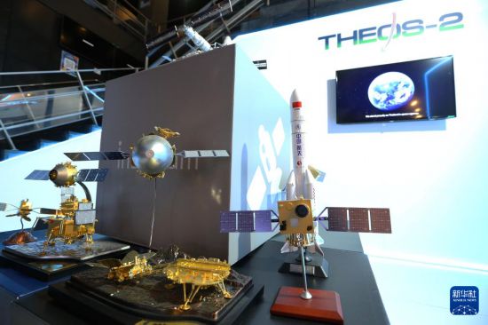 这是4月8日在位于泰国是拉差县的泰国地理信息学与太空技术发展局拍摄的展出的部分航天模型。新华社发(拉亨摄) 这是4月8日在位于泰国是拉差县的泰国地理信息学与太空技术发展局拍摄的展出的部分航天模型。新华社发(拉亨摄)