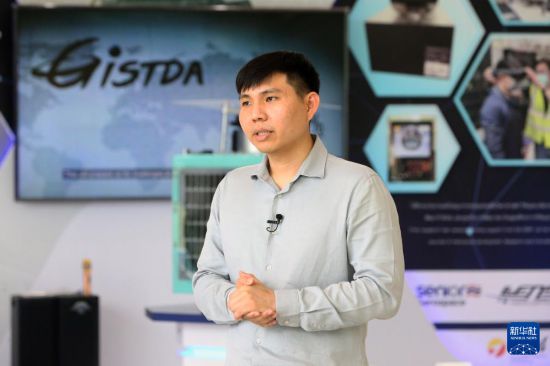 4月8日,在位于泰国是拉差县的泰国地理信息学与太空技术发展局,卫星制造事业部首席工程师阿蒂帕·瓦塔努塔猜接受采访。新华社发(拉亨摄) 4月8日,在位于泰国是拉差县的泰国地理信息学与太空技术发展局,卫星制造事业部首席工程师阿蒂帕·瓦塔努塔猜接受采访。新华社发(拉亨摄)
