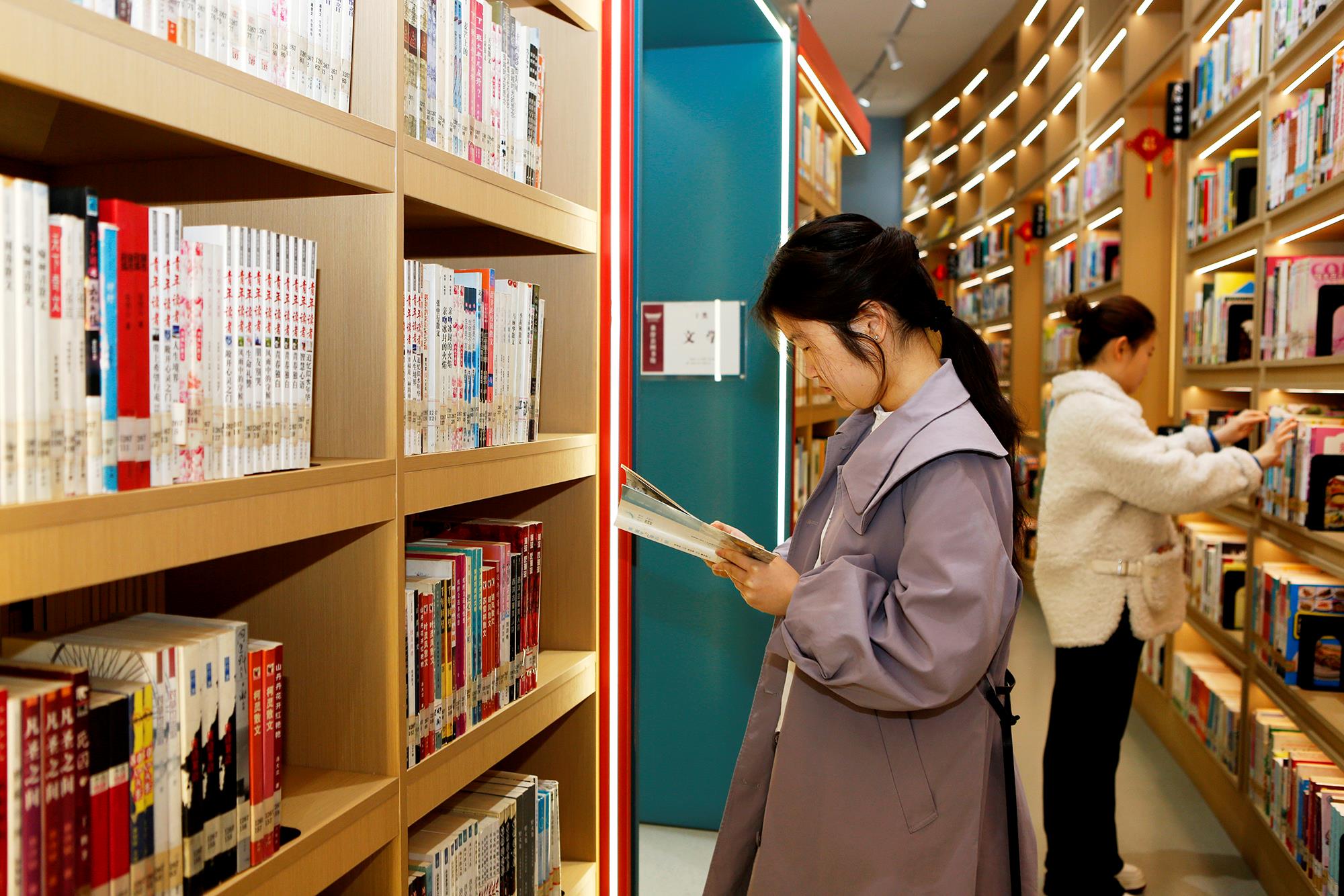 △2025年3月29日,读者在山西临汾市襄汾县图书馆阅读。 △2025年3月29日,读者在山西临汾市襄汾县图书馆阅读。