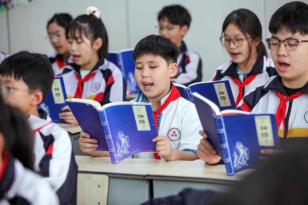 △2025年4月21日,河南焦作,学生们在诵读《论语》。 △2025年4月21日,河南焦作,学生们在诵读《论语》。