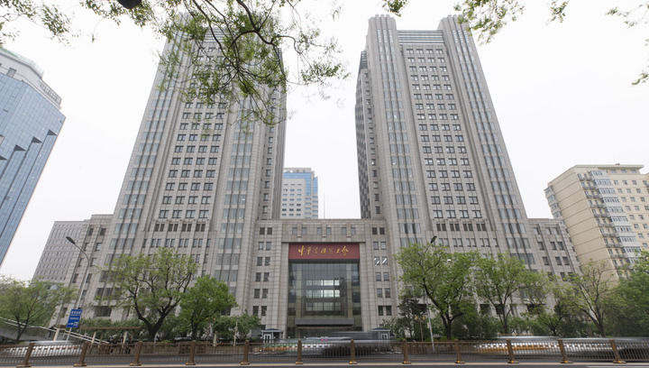 这是2025年4月21日在北京拍摄的中华全国总工会外景。新华社发(王鑫摄) 这是2025年4月21日在北京拍摄的中华全国总工会外景。新华社发(王鑫摄)