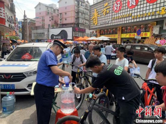 图为柳州城管在青云菜市场设便民服务点。邓湖广 摄