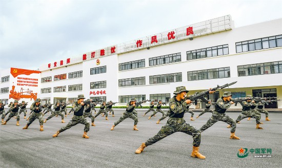 官兵开展刺杀操训练。