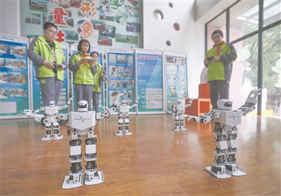 在嘉兴市实验小学科技城校区科创中心内,学生们在对智能机器人进行动作指令调试。新华社记者 徐昱摄 在嘉兴市实验小学科技城校区科创中心内,学生们在对智能机器人进行动作指令调试。新华社记者 徐昱摄