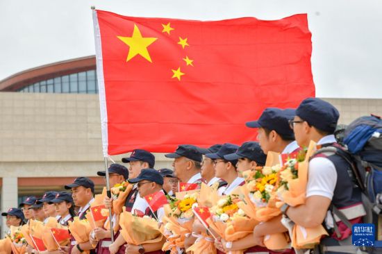 5月18日,中国政府援缅卫生防疫队队员在昆明长水国际机场参加欢迎仪式。新华社发(彭奕凯摄) 5月18日,中国政府援缅卫生防疫队队员在昆明长水国际机场参加欢迎仪式。新华社发(彭奕凯摄)