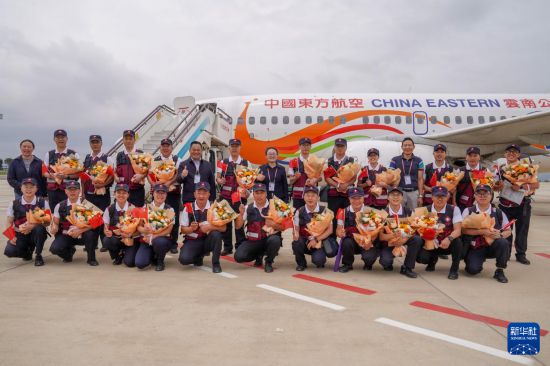 5月18日,中国政府援缅卫生防疫队队员在昆明长水国际机场合影留念。新华社发(彭奕凯摄) 5月18日,中国政府援缅卫生防疫队队员在昆明长水国际机场合影留念。新华社发(彭奕凯摄)