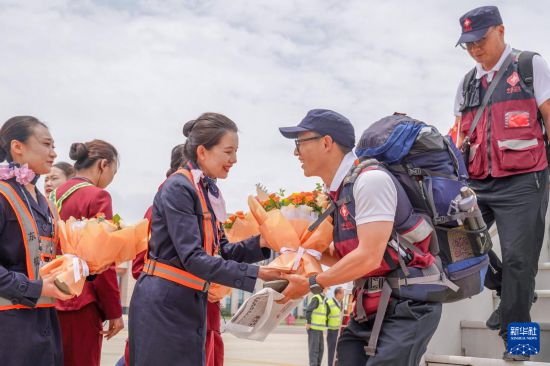 5月18日,工作人员在昆明长水国际机场为中国政府援缅卫生防疫队队员献花。新华社发(彭奕凯摄) 5月18日,工作人员在昆明长水国际机场为中国政府援缅卫生防疫队队员献花。新华社发(彭奕凯摄)