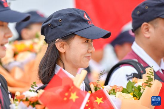 5月18日,中国政府援缅卫生防疫队队员在昆明长水国际机场参加欢迎仪式。新华社发(彭奕凯摄) 5月18日,中国政府援缅卫生防疫队队员在昆明长水国际机场参加欢迎仪式。新华社发(彭奕凯摄)
