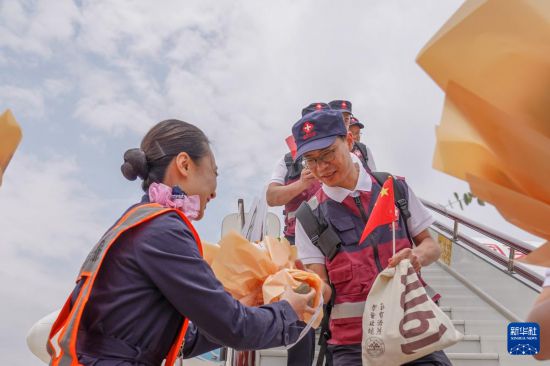 5月18日,工作人员在昆明长水国际机场为中国政府援缅卫生防疫队队员献花。新华社发(彭奕凯摄) 5月18日,工作人员在昆明长水国际机场为中国政府援缅卫生防疫队队员献花。新华社发(彭奕凯摄)
