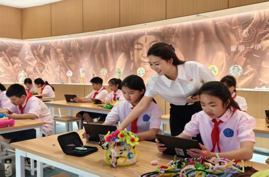 龙岗一小学生正在学习“发现石刻之美”华蔓花冠课程。 龙岗一小学生正在学习“发现石刻之美”华蔓花冠课程。