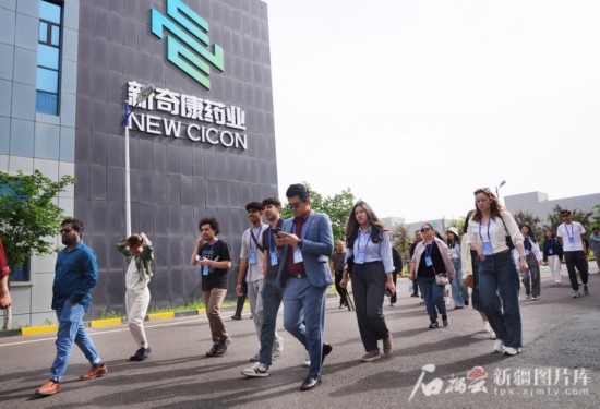 5月26日,2025上合组织国家青年文化交流营(南疆线)嘉宾们走进新奇康药业股份有限公司。 5月26日,2025上合组织国家青年文化交流营(南疆线)嘉宾们走进新奇康药业股份有限公司。