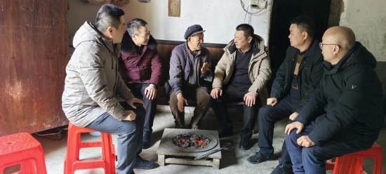 重庆工贸职业技术学院党委书记唐玉林(右3)赴巫溪县长桂乡调研乡村振兴工作。学校供图 重庆工贸职业技术学院党委书记唐玉林(右3)赴巫溪县长桂乡调研乡村振兴工作。学校供图
