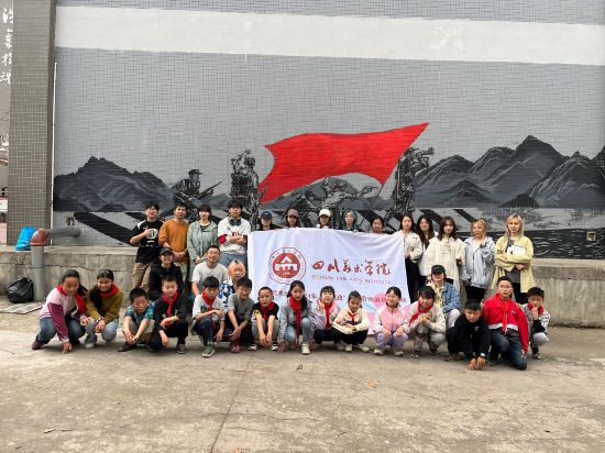 “行动中的课堂:探寻茶马古道红色印记”工作坊与当地小学生共同创作主题壁画。 “行动中的课堂:探寻茶马古道红色印记”工作坊与当地小学生共同创作主题壁画。