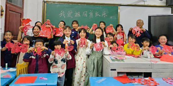 李志祥在长桂乡万古中心小学校开展“云端艺术课堂”。学校供图 李志祥在长桂乡万古中心小学校开展“云端艺术课堂”。学校供图