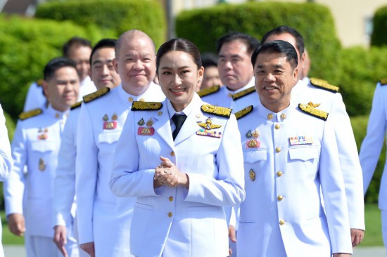 2024年9月7日,泰国总理佩通坦·钦那瓦(前中)及新一届内阁成员在位于首都曼谷的总理府与媒体见面。新华社发(拉亨摄) 2024年9月7日,泰国总理佩通坦·钦那瓦(前中)及新一届内阁成员在位于首都曼谷的总理府与媒体见面。新华社发(拉亨摄)