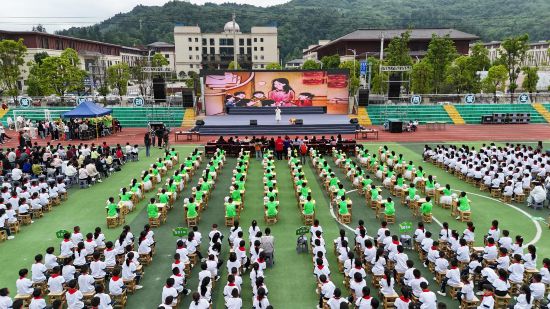 利川民歌会暨庆六一“杨娟奖学金”颁奖仪式在孙家庵小学举办。通讯员 供图 利川民歌会暨庆六一“杨娟奖学金”颁奖仪式在孙家庵小学举办。通讯员 供图