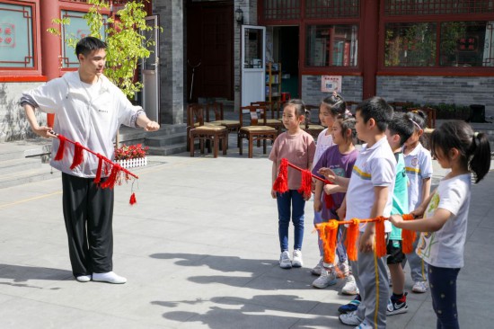 学校学生参加戏曲进校园志愿服务活动