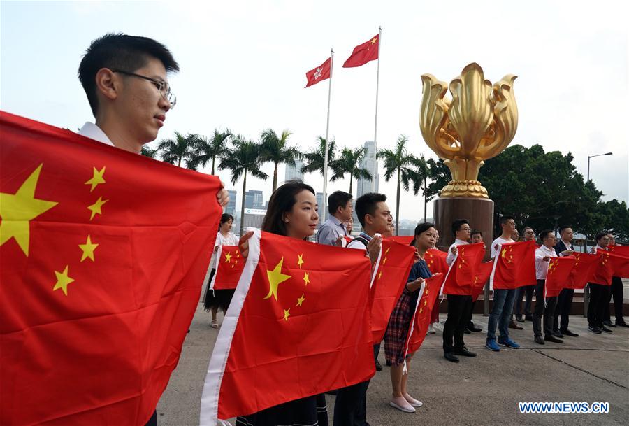 CHINA-HONG KONG-YOUTH-FLASH MOB-NATIONAL FLAG (CN)