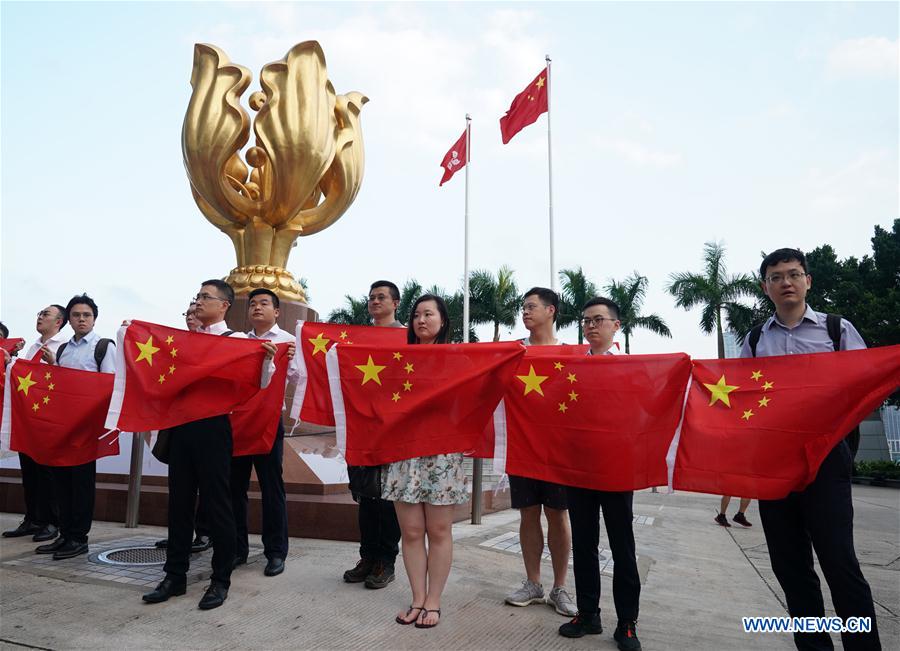 CHINA-HONG KONG-YOUTH-FLASH MOB-NATIONAL FLAG (CN)