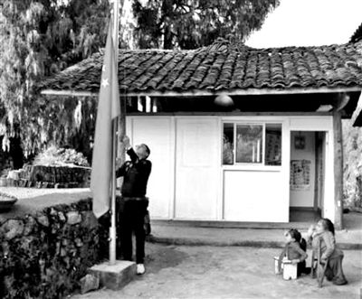 贵州一教师为残疾学生建“一人学校”
