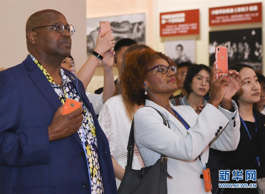 ��ͼ�Ļ�������3���������ӳδ�������ǡ�����ѫ�¡�����߼������ι���ף�л����񹲺͹�����70������ͳɾ�չ