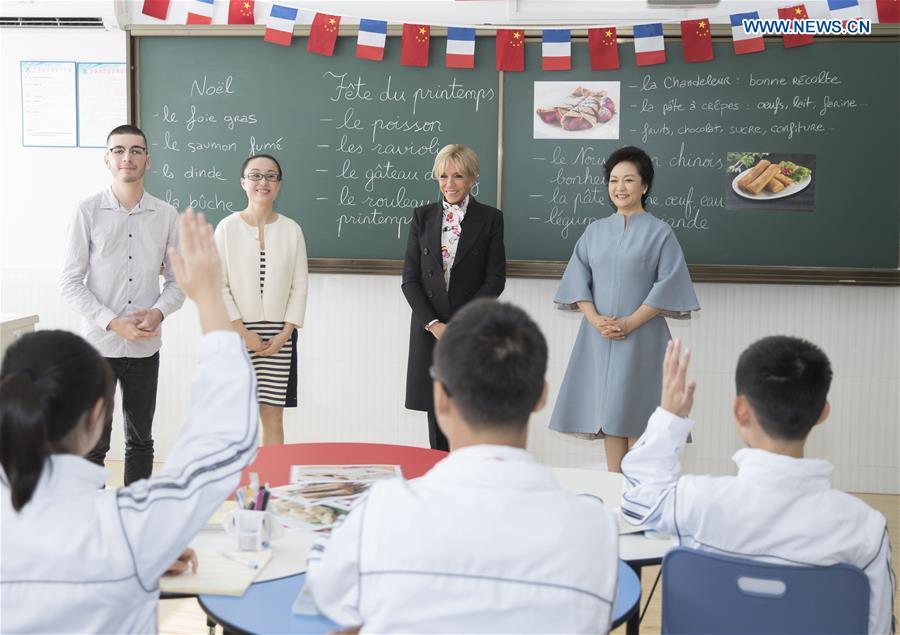 (CIIE)CHINA-SHANGHAI-PENG LIYUAN-FRENCH FIRST LADY-MIDDLE SCHOOL-VISIT (CN)