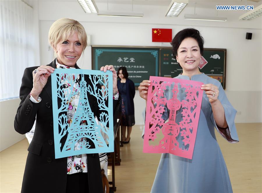 (CIIE)CHINA-SHANGHAI-PENG LIYUAN-FRENCH FIRST LADY-MIDDLE SCHOOL-VISIT (CN)