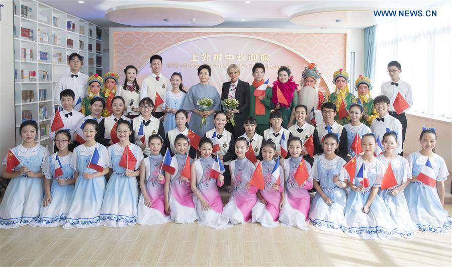 (CIIE)CHINA-SHANGHAI-PENG LIYUAN-FRENCH FIRST LADY-MIDDLE SCHOOL-VISIT (CN)