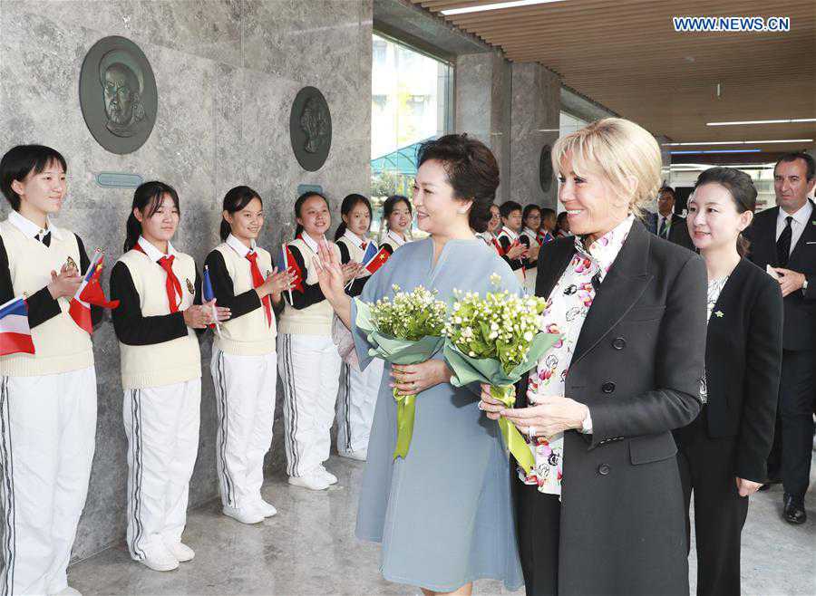 (CIIE)CHINA-SHANGHAI-PENG LIYUAN-FRENCH FIRST LADY-MIDDLE SCHOOL-VISIT (CN)