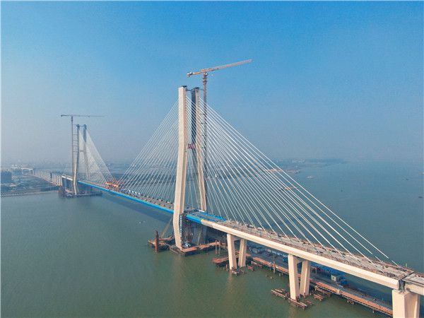 世界首座海铁联运客货两用双塔铁路斜拉桥——南沙港铁路龙穴南水道特大桥合龙