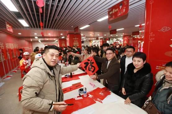 迎新春送万福进万家!书法名家地铁站送春联,墨香满溢显真情