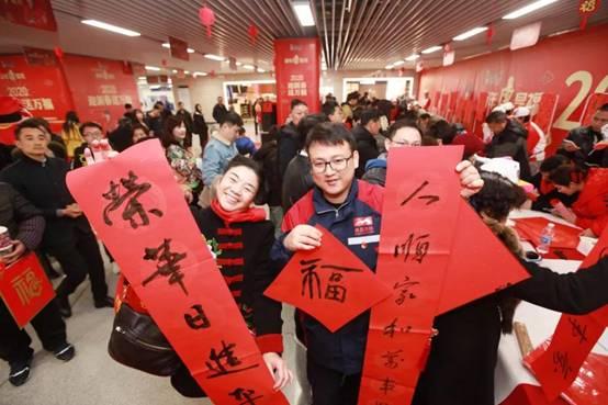 迎新春送万福进万家!书法名家地铁站送春联,墨香满溢显真情