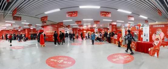 迎新春送万福进万家!书法名家地铁站送春联,墨香满溢显真情